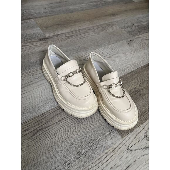 Cream Loafers with chains - Picture 2 of 6